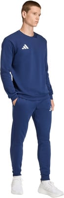 Ein Mann in einem dunkelblauen Adidas-Anzug mit weißem Logo auf Pullover und Hose. Ein Mann in einem dunkelblauen Adidas-Anzug mit weißem Logo auf Pullover und Hose.