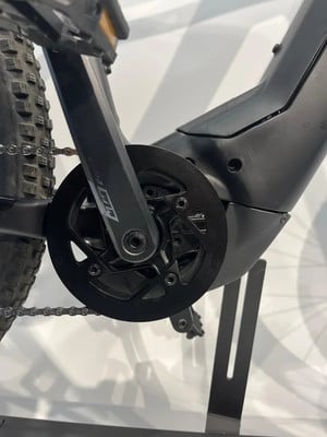 Detail eines E-Bikes mit Kette, Kurbeln und Kettenblatt. Detail eines E-Bikes mit Kette, Kurbeln und Kettenblatt.