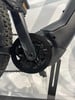 Detail eines E-Bikes mit Kette, Kurbeln und Kettenblatt.
