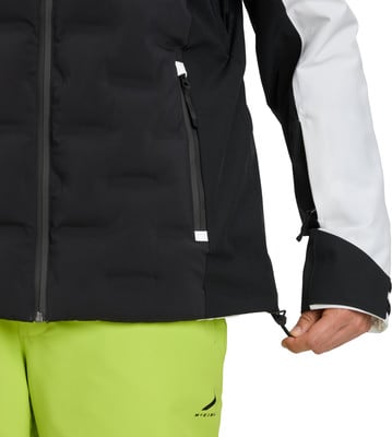 Detail einer Jacke mit schwarzer gesteppter Vorderseite und weißem Ärmel. Detail einer Jacke mit schwarzer gesteppter Vorderseite und weißem Ärmel.
