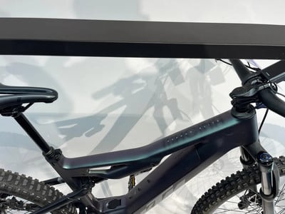 Teil eines Elektrofahrrads mit Federung und Rahmenlogo. Teil eines Elektrofahrrads mit Federung und Rahmenlogo.