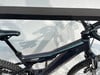Teil eines Elektrofahrrads mit Federung und Rahmenlogo.