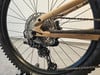 Goldener E-Bike-Rahmen mit Schaltwerk und Bosch-Kassette.