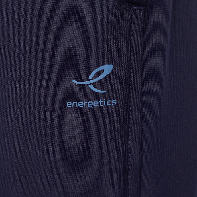 Logo značky Energetics s modrým písmem na tmavě modré látce. Logo značky Energetics s modrým písmem na tmavě modré látce.