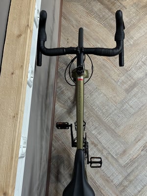 Draufsicht auf ein grünes Fahrrad mit Dropbar-Lenker und schwarzem Sattel. Draufsicht auf ein grünes Fahrrad mit Dropbar-Lenker und schwarzem Sattel.