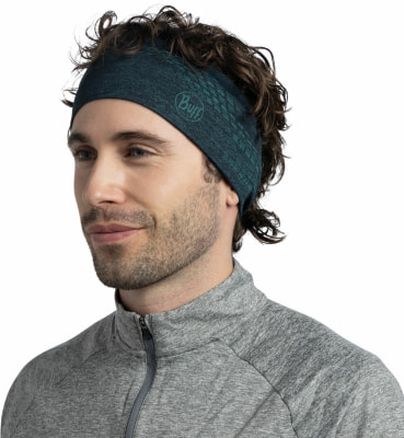 Mann mit Buff-Stirnband und grauem Pullover Mann mit Buff-Stirnband und grauem Pullover