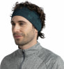 Mann mit Buff-Stirnband und grauem Pullover