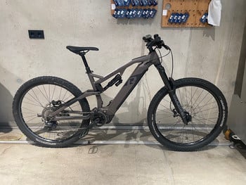 Graues Fully-E-Bike von Rotwild mit RockShox-Federung.