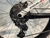 Shimano Deore Schaltwerk an weißem Enduro-Fahrradrahmen.