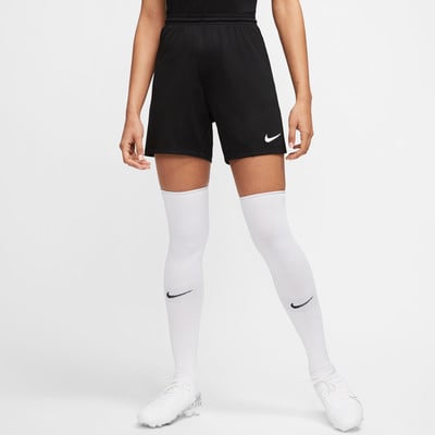 Schwarze Fußballshorts für Damen mit weißen Socken und Schuhen. Schwarze Fußballshorts für Damen mit weißen Socken und Schuhen.