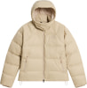 Eine beige Daunenjacke mit Kapuze und The North Face Logo auf der Brust.