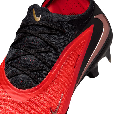 Detail eines Nike Phantom Fußballschuhs in Rot und Schwarz.