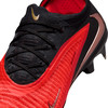 Detail eines Nike Phantom Fußballschuhs in Rot und Schwarz.