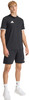 Ein Mann in einem schwarzen T-Shirt und Shorts mit weißen Streifen und Turnschuhen.