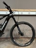Ein schwarzes Haibike E-Mountainbike mit RockShox-Federgabel und Maxxis-Reifen.