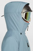 Blaue Skijacke mit Kapuze, Helm und Brille.