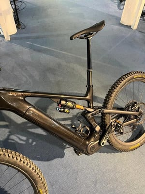 Schwarzes Specialized Levo E-Mountainbike mit Fox-Federung. Schwarzes Specialized Levo E-Mountainbike mit Fox-Federung.