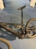 Schwarzes Specialized Levo E-Mountainbike mit Fox-Federung.