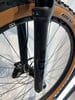 Vorderradgabel eines Mountainbikes mit RockShox-Logo und Scheibenbremse.
