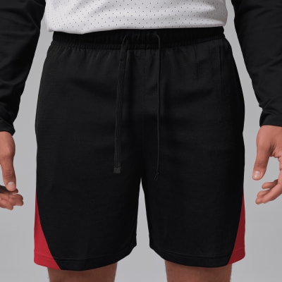 Schwarze Shorts mit roten Seitendetails und einem Kordelzug in der Taille. Schwarze Shorts mit roten Seitendetails und einem Kordelzug in der Taille.