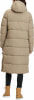 Damen-Steppmantel in Beige mit Kapuze und schwarzen Leggings.