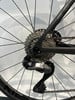 Detail des hinteren Schaltwerks und der Kassette an einem Carbonrad.