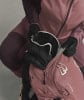 Eine Person legt eine Skibrille und Handschuhe in einen Rucksack.