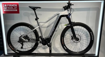 Silbernes Flyer E-Bike mit schwarzen Details auf einem Ständer. Silbernes Flyer E-Bike mit schwarzen Details auf einem Ständer.