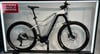 Silbernes Flyer E-Bike mit schwarzen Details auf einem Ständer.