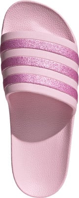 Eine rosa Sandale mit glitzernden Streifen und Adidas-Logo. Eine rosa Sandale mit glitzernden Streifen und Adidas-Logo.