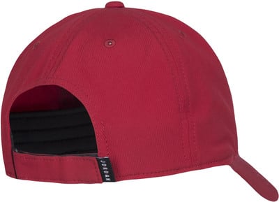 Rückansicht einer roten Kappe mit Jordan-Logo. Rückansicht einer roten Kappe mit Jordan-Logo.