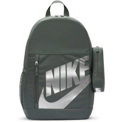 Šedý batoh Nike s velkým logem a boční kapsou na zip.