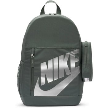 Grauer Nike-Rucksack mit großem Logo und seitlicher Reißverschlusstasche.