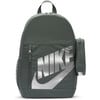 Šedý batoh Nike s velkým logem a boční kapsou na zip.