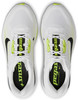 Fehér Nike Pegasus futócipők fekete és lime zöld részletekkel.