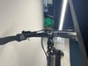 Detail des E-Bike-Lenkers mit Display und Shimano Deore Bremshebel.
