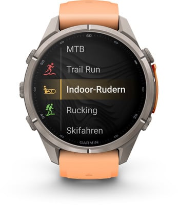 Eine Garmin Smartwatch mit orangefarbenem Armband und Aktivitätsmenü. Eine Garmin Smartwatch mit orangefarbenem Armband und Aktivitätsmenü.