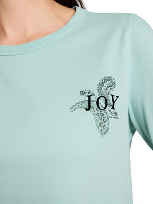 Női póló rövid ujjal és JOY felirattal. Női póló rövid ujjal és JOY felirattal.