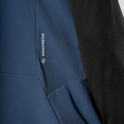 Stoffdetail mit DURASTRETCH-Aufschrift und Muster. Stoffdetail mit DURASTRETCH-Aufschrift und Muster.