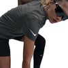 Frau in dunklem T-Shirt und schwarzen Shorts mit Nike-Logo.