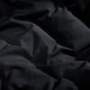 Schwarzer, gesteppter Stoff mit mattem Glanz und deutlicher Textur.