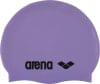 Eine lila Arena-Badekappe mit Logo.