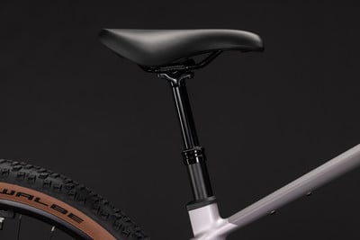Nahaufnahme von Sattel und versenkbarer Sattelstütze eines Mountainbikes. Nahaufnahme von Sattel und versenkbarer Sattelstütze eines Mountainbikes.