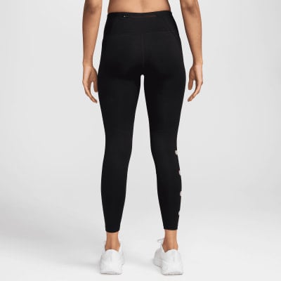 Schwarze Damenleggings mit seitlichem Logo und weißen Turnschuhen. Schwarze Damenleggings mit seitlichem Logo und weißen Turnschuhen.