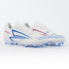 Zwei weiße Fußballschuhe mit blauen und weinroten Details auf weißem Hintergrund.