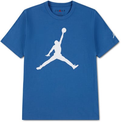 Blaues T-Shirt mit weißem Jumpman Jordan-Logo und Jordan-Schriftzug am Kragen. Blaues T-Shirt mit weißem Jumpman Jordan-Logo und Jordan-Schriftzug am Kragen.
