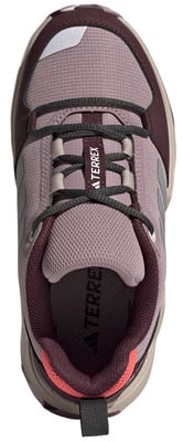 Dámská turistická obuv Adidas Terrex v růžové barvě s tmavě vínovými prvky.