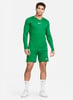 Mann in grünem Nike Shirt und Shorts mit weißem Logo.