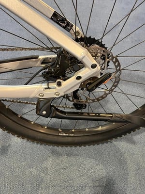 Detail des Hinterrads mit Scheibenbremse und Gangschaltung am Fahrrad. Detail des Hinterrads mit Scheibenbremse und Gangschaltung am Fahrrad.