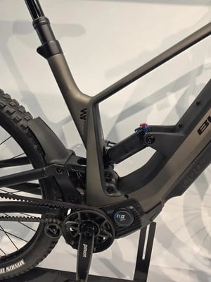 Rahmendetail eines E-Bikes mit Dämpfer und Antrieb Rahmendetail eines E-Bikes mit Dämpfer und Antrieb